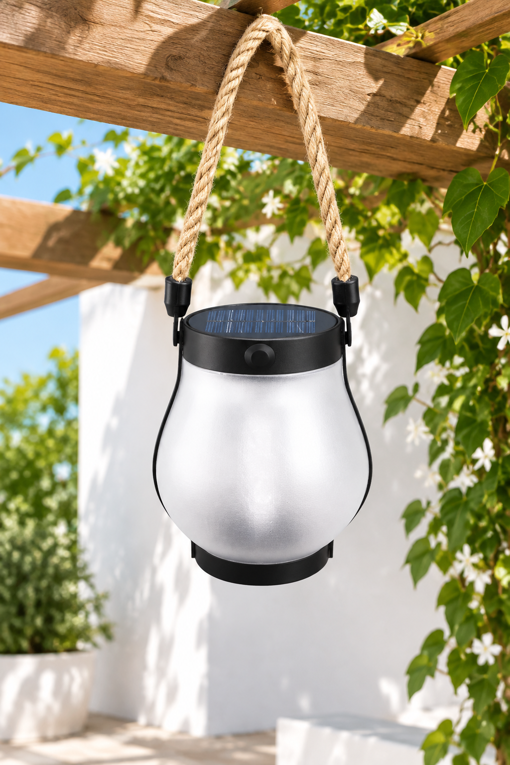 Linterna solar colgada de una pérgola de día con su panel solar a la vista