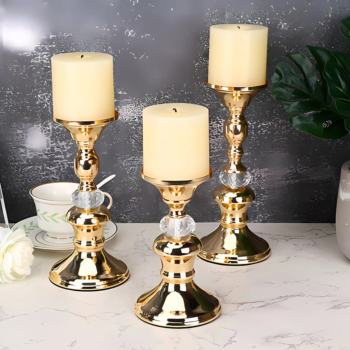 Candelabros de Metal Dorado y Cristal para Velas de Pilar