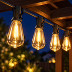 Focos de la guirnalda solar encendidos colgando de una pérgola de madera de noche