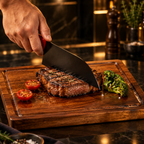 Rebanando un corte de carne sobre la tabla de acacia con canal para jugos