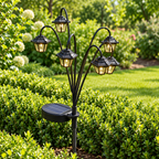 Farol solar de faroles de día en jardín con setos, mostrando su panel solar
