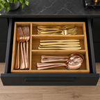 Organizador de cubiertos de bambú dentro de cajón de cocina negra